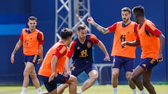 Ceballos y Joselu en un entrenamiento de la Selección en Málaga.