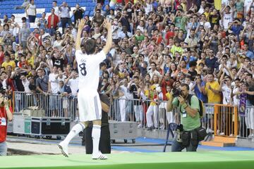 30 de junio de 2009 | ​Alrededor de 55.000 aficionados se dieron cita en el Bernabéu para darle la bienvenida al brasileño. 