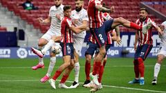 Marcos Llorente entre Rafa Mir y Dimitrios Siovas.