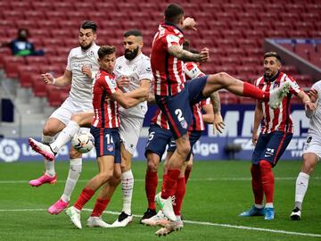 Marcos Llorente entre Rafa Mir y Dimitrios Siovas.