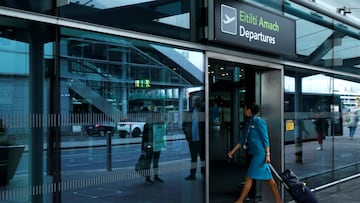 An air hostess walks with her luggage into Terminal 2 departures at Dublin Airport, a day after a fire at an electrical substation wiped out the power at Heathrow airport, in Dublin, Ireland March 22, 2025. REUTERS/Clodagh Kilcoyne