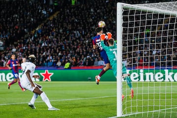 Partidazo del defensa central de la cantera del conjunto azulgrana. En la imagen, despeja el balón con la cabeza adelantándose a Marc-André Ter Stegen.