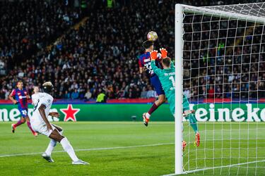 Partidazo del defensa central de la cantera del conjunto azulgrana. En la imagen, despeja el balón con la cabeza adelantándose a Marc-André Ter Stegen.