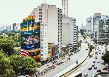 All¨¢ por 2015 cre¨® ¡®Leyenda de Brasil¡¯. Un mural que cubre todo un lado de la fachada de un edificio cercano a la Avenida Paulista, en S?o Paulo. La ciudad de nacimiento de Senna y de Kobra. M¨¢s de 2.000 litros de pintura y 500 botes para recordarnos su mirada a trav¨¦s del casco. Y en 2019 se traslad¨® al circuito italiano de ?mola para rendirle tributo. Al lugar del fat¨ªdico accidente que le cost¨® la vida el 1 de mayo de 1994. Aquel fue un fin de semana tr¨¢gico, puesto que tambi¨¦n falleci¨® el piloto austr¨ªaco Roland Ratzenberger. En el casco de Senna, el artista pint¨® una bandera de dicha nacionalidad en su memoria.