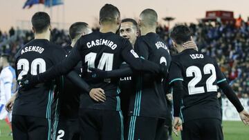 Los jugadores del Real Madrid celebran un gol.