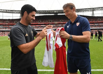 Mikel Arteta y Julen Lopetegui se intercambian camisetas antes del partido homenaje a José Antonio Reyes entre Arsenal y Sevilla.