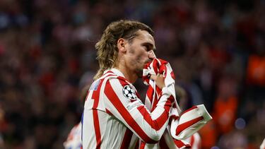 Griezmann se besa la camiseta del Atlético.