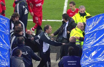 En la retina de todos está como Silvino Louro, ayudante de Mourinho, le arrolló y le tiró al suelo por una protesta. El portugués le pidió perdón por aquello.