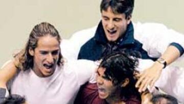 <b>UNA PIÑA.</b> Arrese, Feliciano, Nadal, Robredo y Avendaño celebran la clasifi cación para los cuartos de fi nal después del gran triunfo del mallorquín sobre Stepanek.