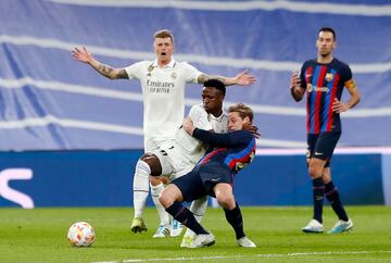 Jugada entre Vinicius y De Jong que acaba en tarjeta amarilla para el brasileño.
