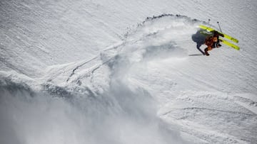 Imagen de un esquiador practicando freeride en Kicking Horse (Canad&aacute;), durante la segunda parada del FWT.