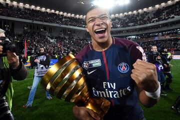 La temporada pasada con el club parisino consiguió la Ligue 1, la Supercopa de Francia y la Copa de Francia. 