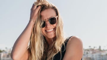 La surfista Lakey Peterson sonr&iacute;e y se toca el pelo, con gafas de sol, en San Clemente (California, Estados Unidos).