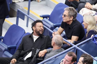 El músico Shaggy, el músico Sting, el actor Ben Stiller y la actriz Christine Taylor reaccionan antes de la final individual masculina entre el italiano Jannik Sinner y el español Carlos Alcaraz.