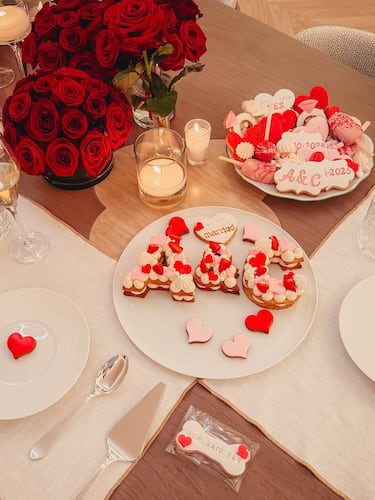 El piloto de Ferrari y su pareja sentimental, la 'influencer' Alexandra Saint Mleux han anunciado a través de sus redes sociales su compromiso matrimonial.