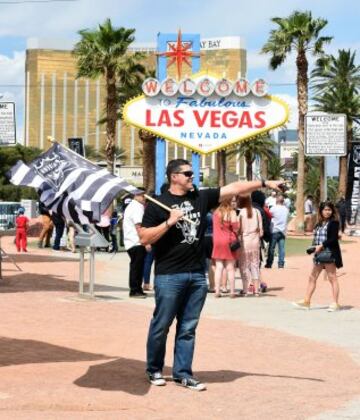 Fans de los Raiders festejan el pase del equipo a Las Vegas.