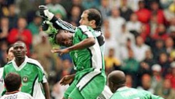 Zubizarreta sale a por un balón ante un delantero de Nigeria en el primer partido que la selección disputó en Francia 98.