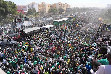 La selección de Senegal celebra con su afición el triunfo en la Copa África por las calles de Dakar.