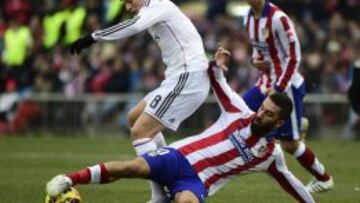 Arda le quita el balón a Kroos en el derbi
