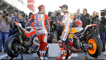 Cheste - Valencia (Comunitat Valenciana), 9/11/2017. El piloto español del equipo Honda de Moto GP, Marc Márquez, y el italiano de Ducati, Andrea Dovizioso, que el próximo domingo se juegan en Cheste el título de MotoGP, posan esta tarde junto a sus motos en la calle de garajes del Circuito Ricardo Tormo. EFE/Manuel Bruque.