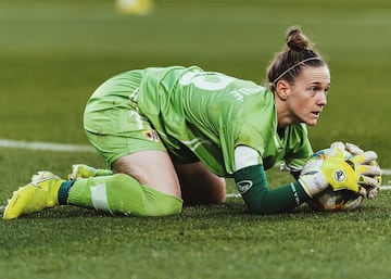 Segura por alto, con gran personalidad y liderazgo, atenta a todos los aspectos del juego y con grandes reflejos. Así es Patricia Larqué (29 años, Zaragoza), la portera titular del Rayo Vallecano. La maña se ha alzado rápidamente como una de las piezas clave del equipo, al que ha liderado en estas dos últimas temporadas desde que llegó desde el Zaragoza CFF. Su nivel le llevó a ser llamada por Vilda para la Selección española y, aunque no ha logrado mantenerse en las citaciones de la Absoluta, sí que aparece en la lista del top 10 de mejores porteras del panorama nacional.  