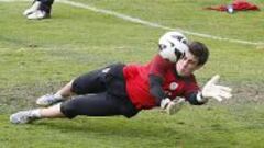 ESTIRADA. Kepa Arrizabalaga se lanza al suelo para repeler un bal&oacute;n durante uno de los ejercicios de ayer en Lezama.