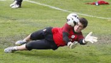 ESTIRADA. Kepa Arrizabalaga se lanza al suelo para repeler un bal&oacute;n durante uno de los ejercicios de ayer en Lezama.