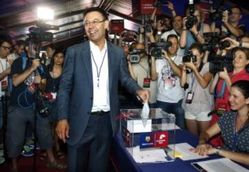 El candidato a la presidencia del Barcelona Josep Maria Bartomeu vota en las elecciones.