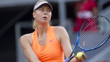 Maria Sharapova se dispone a sacar durante su partido ante Genie Bouchard en el Mutua Madrid Open.