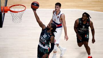 OJ Mayo, del Unics Kaz&aacute;n, realiza una bandeja ante el Baskonia.