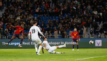 El jugador español, Nico Williams, marca el 0-3 para la selección española. 

