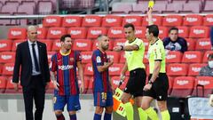 Soccer Football - La Liga Santander - FC Barcelona v Real Madrid - Camp Nou, Barcelona, Spain - October 24, 2020 Barcelona&#039;s Jordi Alba is shown a yellow card by referee Juan Martinez Munuera REUTERS/Albert Gea