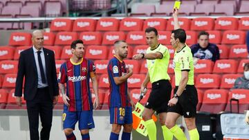 Soccer Football - La Liga Santander - FC Barcelona v Real Madrid - Camp Nou, Barcelona, Spain - October 24, 2020 Barcelona&#039;s Jordi Alba is shown a yellow card by referee Juan Martinez Munuera REUTERS/Albert Gea