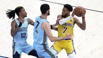 AME4590. MEMPHIS (ESTADOS UNIDOS), 26/04/2023.- Troy Brown Jr (d) Los Angeles Lakersdisputa el balón con Santi Aldama (c) de Memphis Grizzlies, en la primera mitad del partido en el FedEx Forum de Memphis, Tennessee (EEUU). EFE/ Karen Pulfer Focht