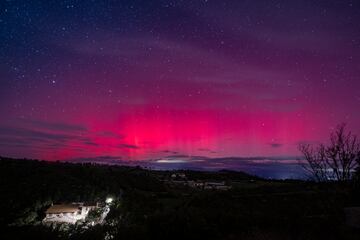 Una aurora boreal desde el observatorio astronómico de Castelltallat, el 10 de octubre de 2024, en Catelltallat, Barcelona, ​​Cataluña (España).