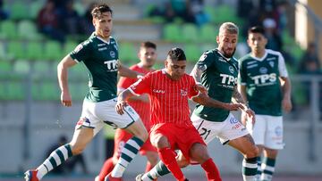 Futbol, Santiago Wanderers vs Union San Felipe
Fecha 17, campeonato de Primera B 2019
El jugador de Santiago Wanderers Luciano Romero, izquierda derecha centro, disputa el balon con XXXX de Union San Felipe durante el partido de Primera division B realizado en el estadio Elias Figueroa de Valparaiso, Chile.
04/08/2019
Andres Pina/Photosport