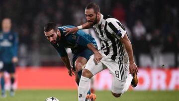 Higuaín, en pugna con Carvajal, en el partido de Turín.