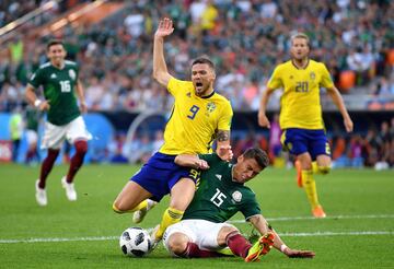 Héctor Moreno le hace penalti a Berg.