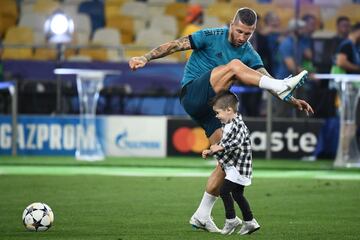 Los niños irrumpen en el entreno del Madrid en Kiev