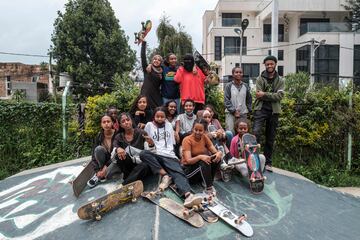 Las ni?as patinan en un parque de skate como parte de un entrenamiento semanal del grupo Ethiopian Girls Skate, en Addis Abeba, Etiop¨ªa. El Ethiopian Girls Skate es una iniciativa que promueve el skateboarding entre ni?as de diferentes or¨ªgenes sociales para para mejorar su salud mental y empoderarlas. El grupo fue fundado hace 2 a?os por los skaters Sosina Chala y Mickey Asfaw, y en ¨¦l participan alrededor de 35 chicas.
