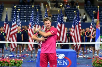 Stan Wawrinka abraza el trofeo de campeón del US Open.