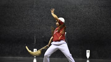 La española Arakistain golpea una bola durante el partido femenino de cesta punta entre España y Francia en los Mundiales de Pelota.