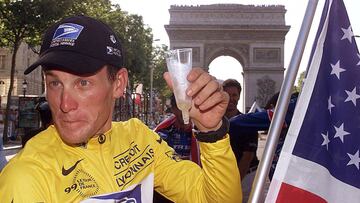 Lance Armstrong posa con una copa de champ&aacute;n tras ganar el Tour de Francia de 1999.