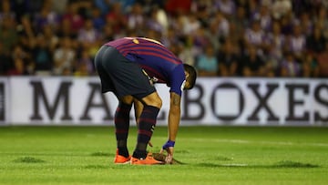 Soccer Football - La Liga Santander - Real Valladolid v FC Barcelona - Estadio Jose Zorrilla, Valladolid, Spain - August 25, 2018   Barcelona&#039;s Luis Suarez tries to replace the turf    REUTERS/Sergio Perez