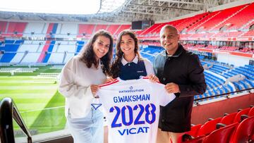 Giovanna Waksman, posando con la camiseta del OL Lyonnes junto a sus padres.