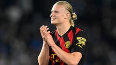 Erling Haaland, jugador del Manchester City, aplaude durante un partido.