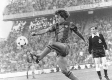 En el Sevilla jugó desde 1972 hasta 1979 que fichó por el Barcelona.