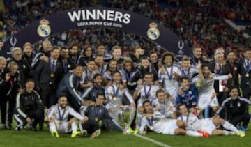 El primer título de James Rodríguez con el Real Madrid fue la Supercopa de la UEFA tras vencer 2-0 al Sevilla.