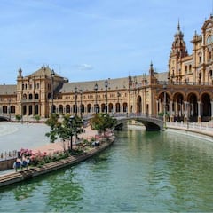 ¿Por qué Sevilla es la capital de Andalucía y cuál es el origen y significado del nombre?