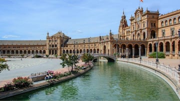 ¿Por qué Sevilla es la capital de Andalucía y cuál es el origen y significado del nombre?